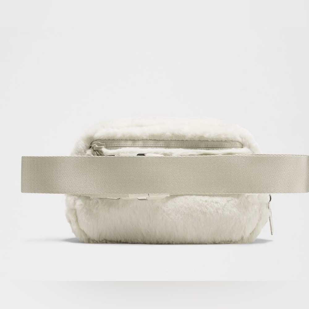 Lululemon Everywhere Belt Bag Plush Fleece Bone Silver NWT - Picture 3 of 9